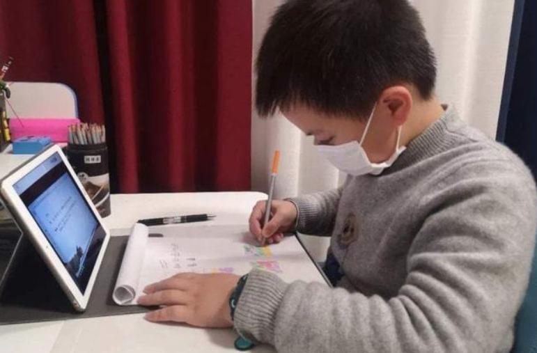 小学生总是为写作文发愁怎么办,孩子写作业犯愁怎么教育