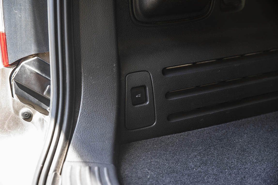 试驾福特新款福克斯视频,试驾老款福特福克斯两厢