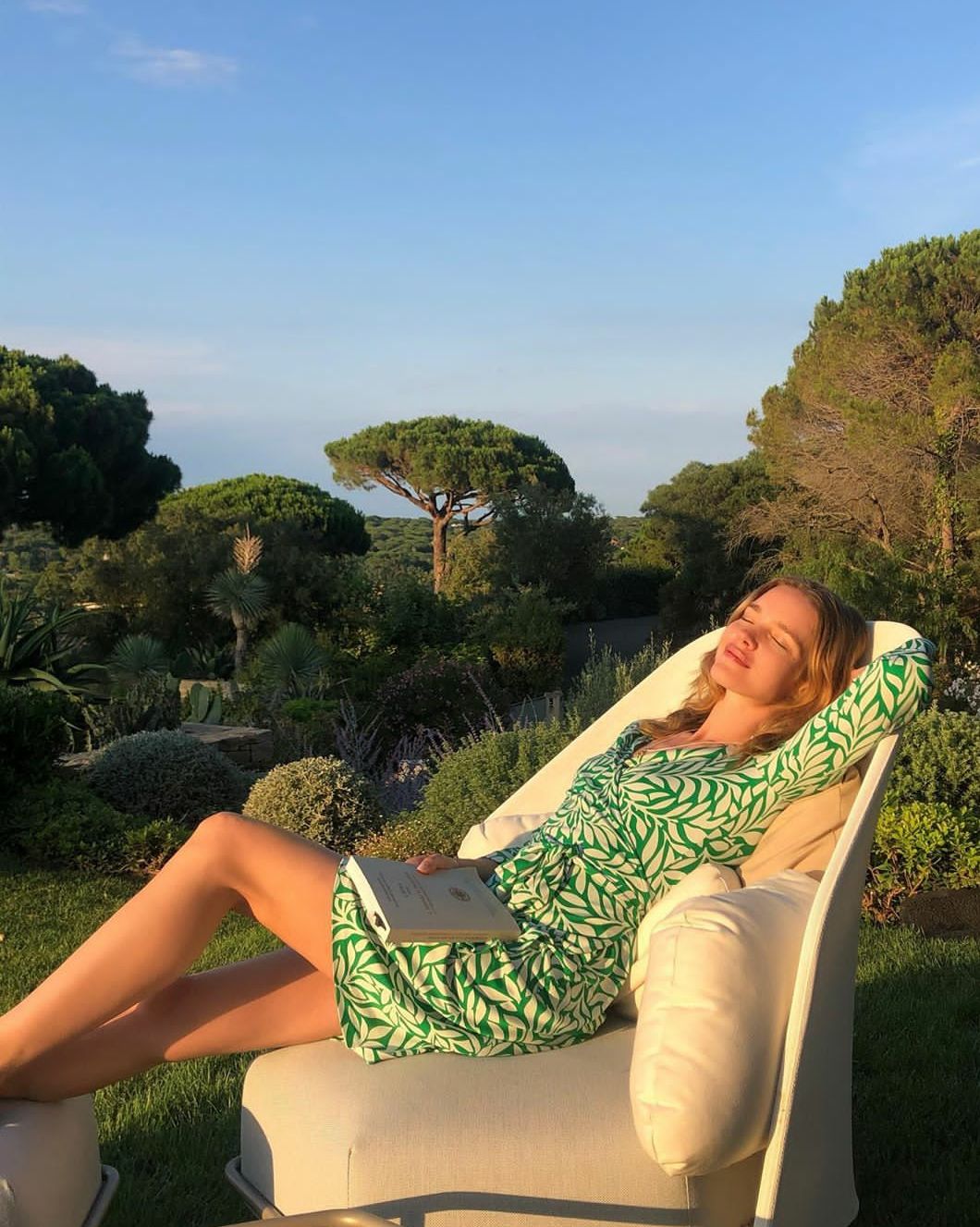 LV太子妃穿豹纹紧身泳衣，跪沙滩上大秀火辣身材，咧嘴笑撞脸舒淇