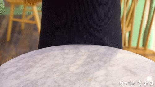 跨世纪的黑砖奶茶店，每天卖30块“金条”