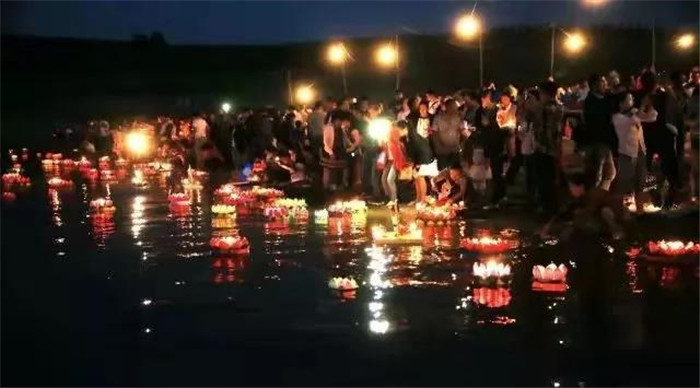 22℃的夏天丨河灯初上夜未央，花海骄艳扑鼻香，这就是富江