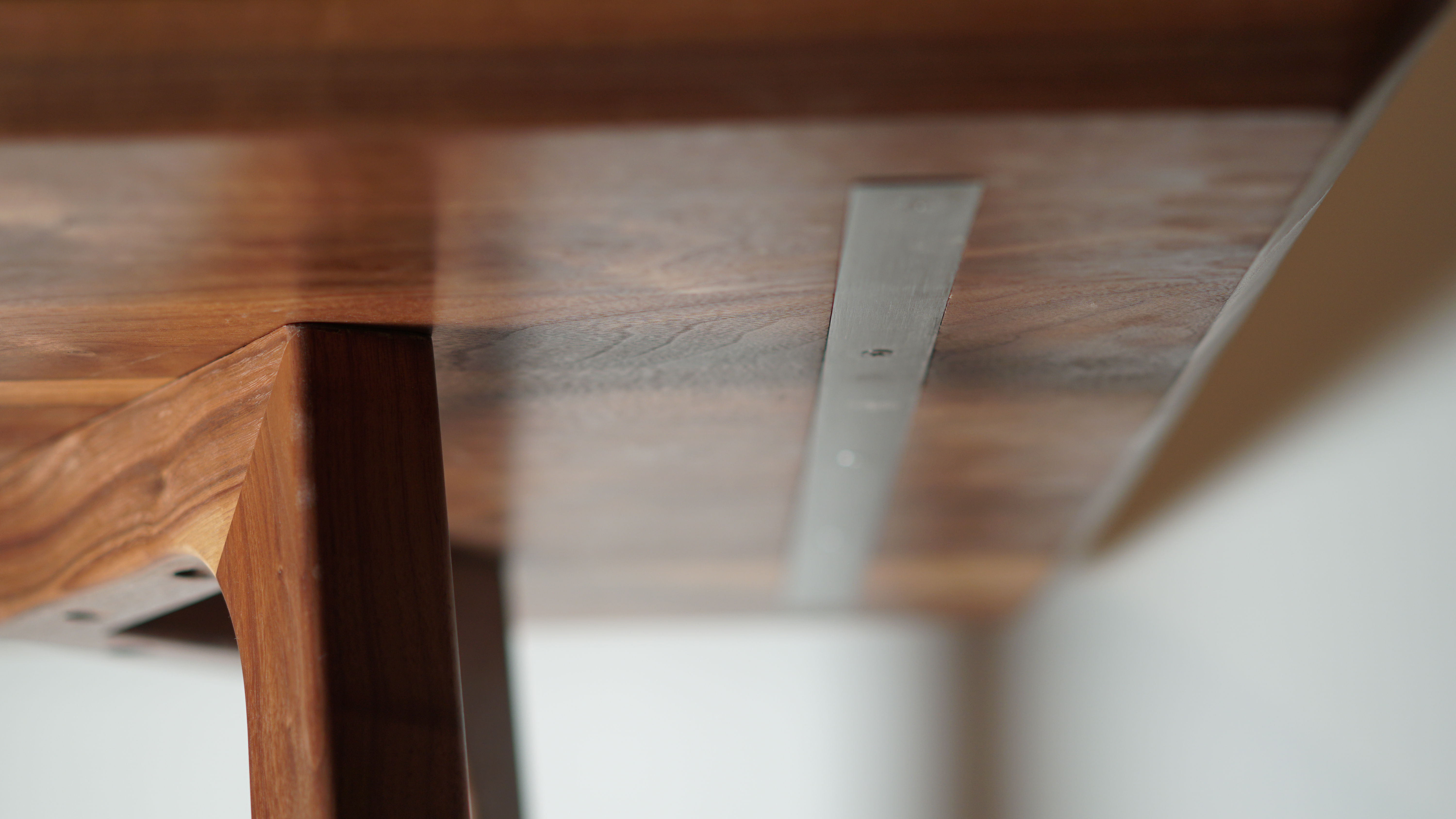 选家具选板木结合还是实木,选家具要选实木的