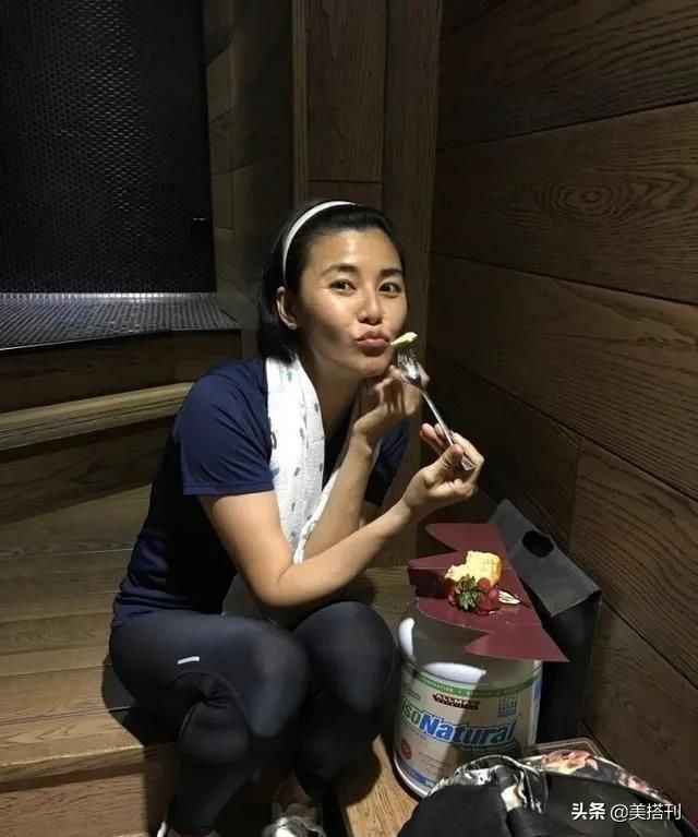 47岁蒙嘉慧状态好真实,素颜和好友像隔辈人,网友:认真老去很美