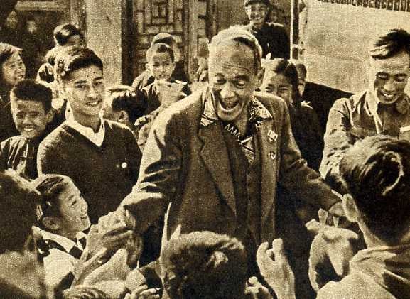 古今明捧着周恩来的骨灰,走过长安街,如今的他过得怎么样了?