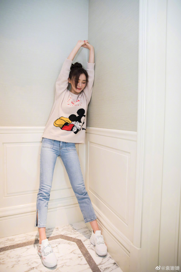 袁姗姗出门真壕气,穿5990夹克挎22350粉包,33岁依旧少女感十足