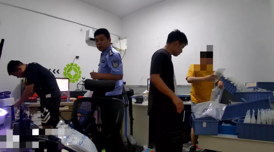 垃圾短信大多来自它，一套能操作60张手机卡，靠“*池猫**”养卡的这伙人被警方端了