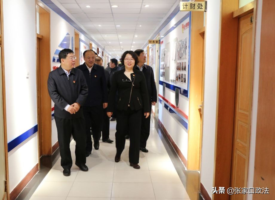 市委常委、政法委书记王亚军深入市中院现场督导冯海军等31人涉黑案件开庭审理工作