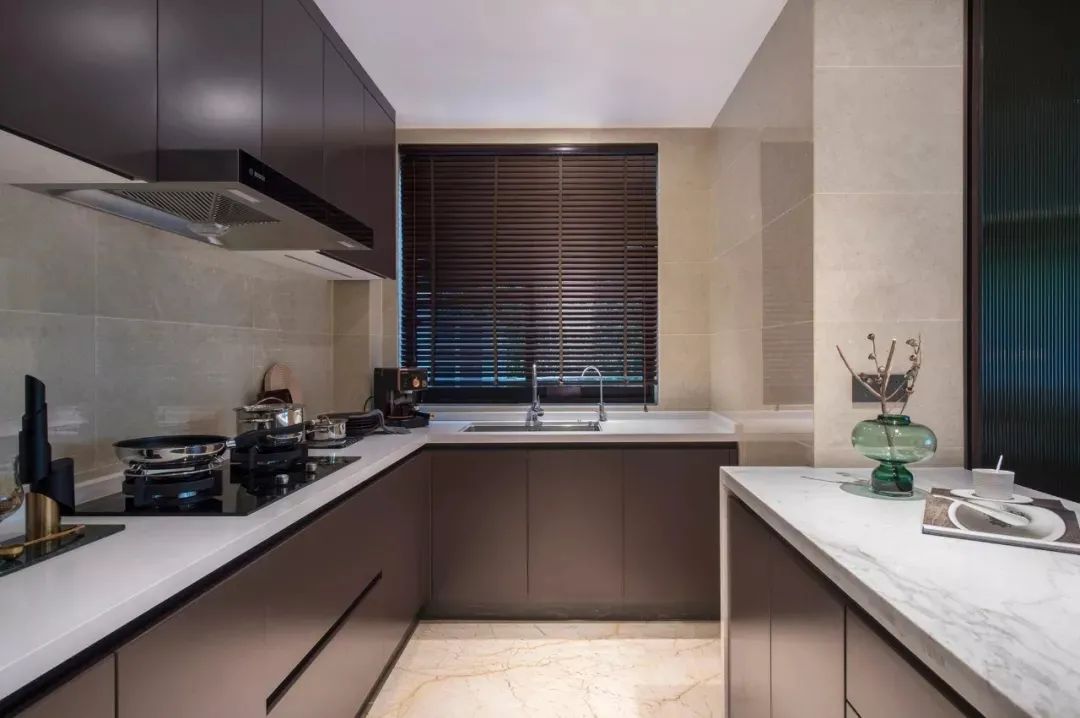 200平意式轻奢风的高级感,200平米现代轻奢风装修带茶室