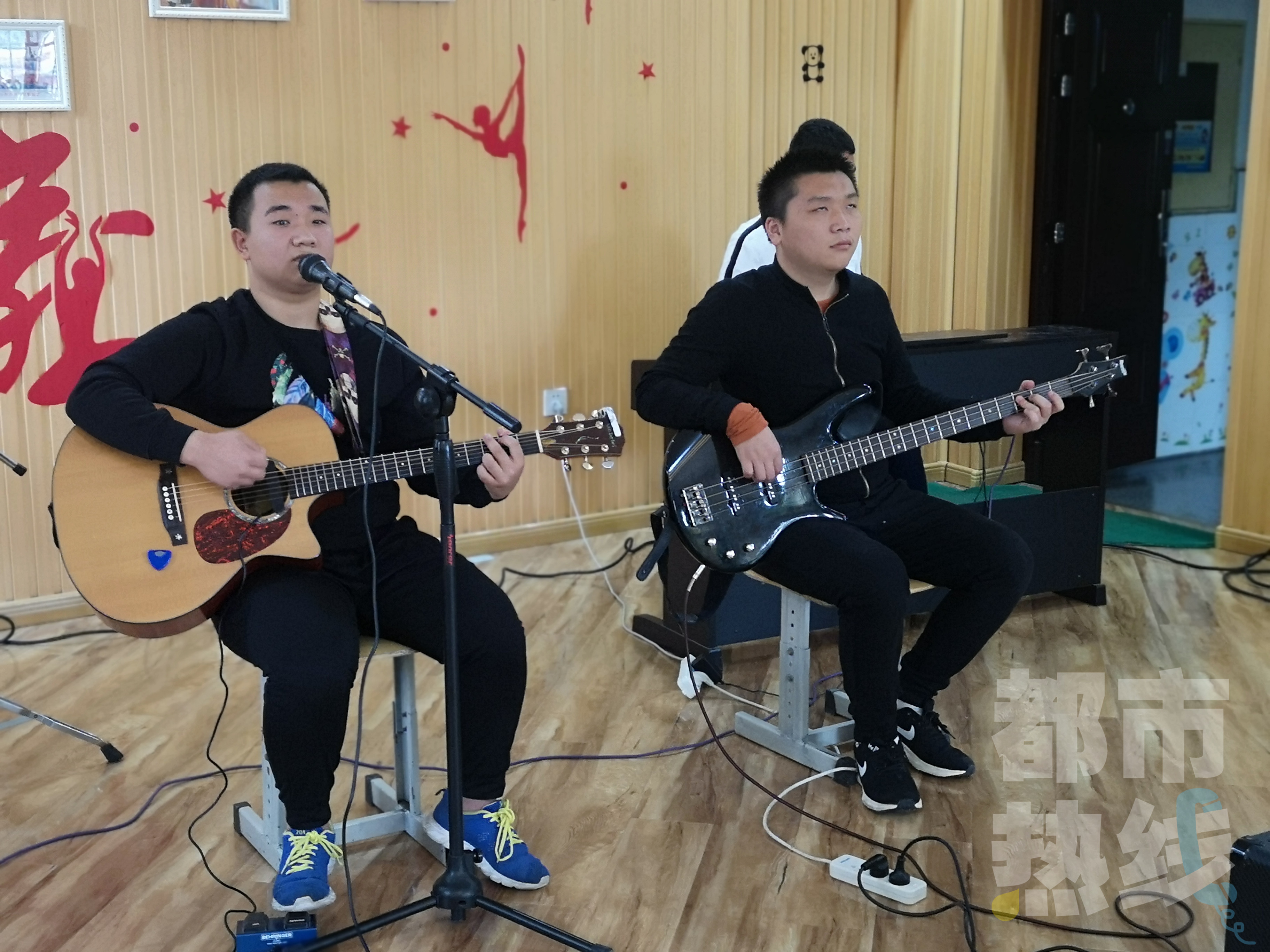 西安4名盲人学生组建乐队唱出“黑暗”中的独特乐章