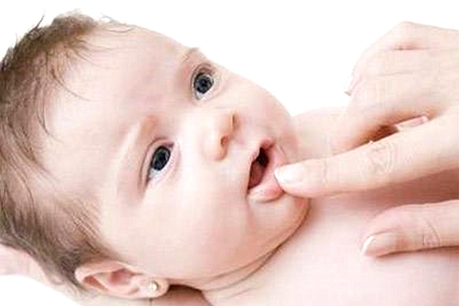 宝宝持续低烧是出牙吗,宝宝低烧时牙龈咯咯响