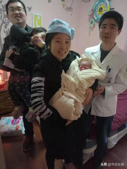 二胎妈妈急产护士接生,湖南二胎孕妇半夜急产