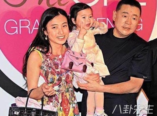 王诗龄戴卡地亚手镯多少钱,王诗龄最近带的手链是什么牌子的