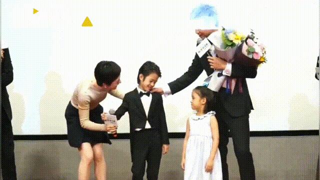 小花妹妹不打马赛克了！抱着邓超的手有点害羞，不笑是因为孙俪