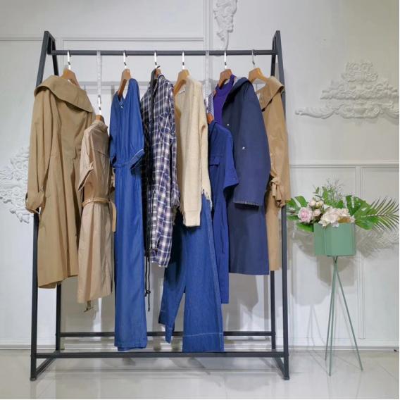 大码显瘦春季长款风衣搭配,时尚长款风衣搭新款牛仔裤