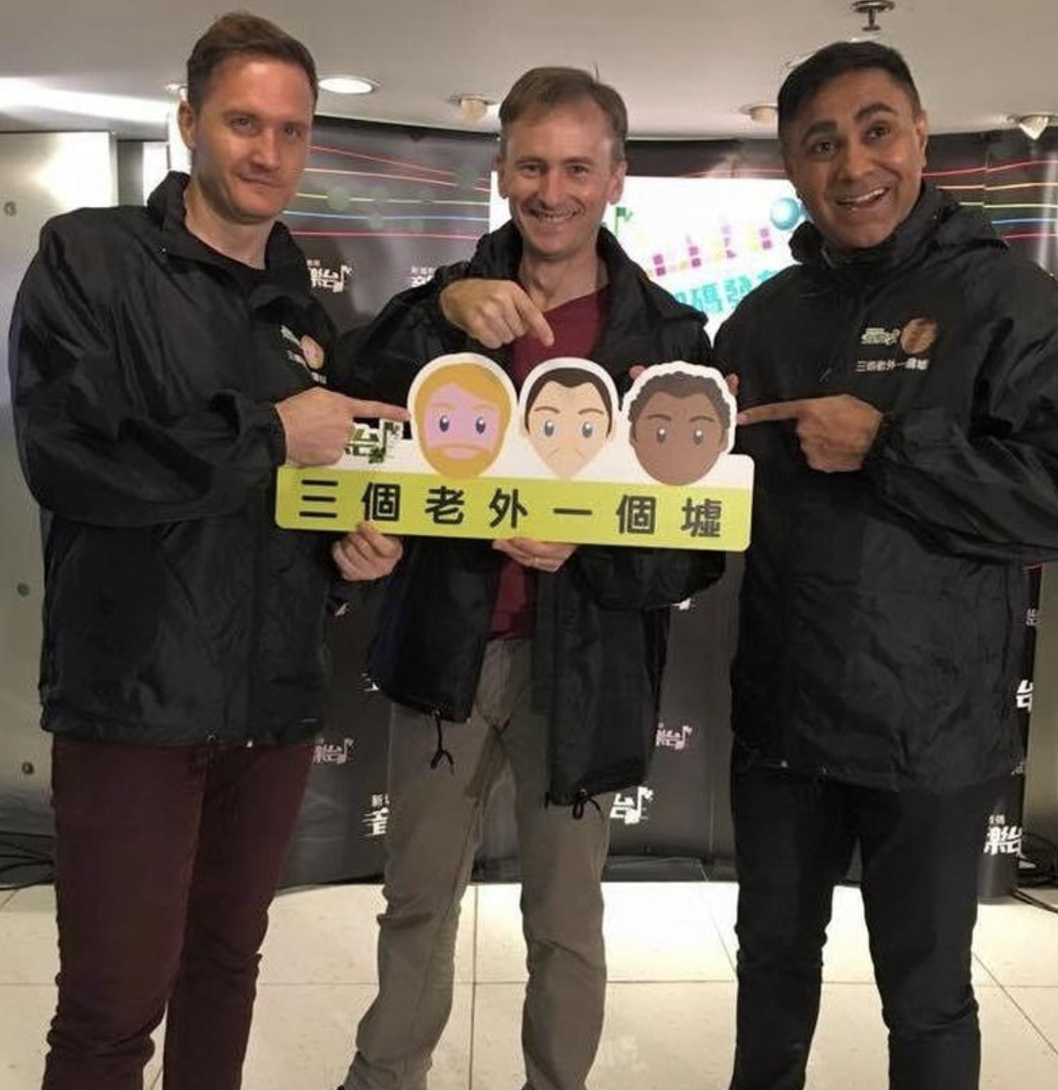 51岁乔宝宝如愿返港工作，胡子全白略显老，移居英国一年发福明显