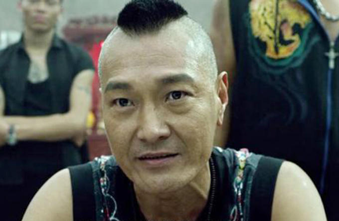 一众港星冒雨踢足球，吴岱融萧正楠浑身湿透，卢惠光父子罕见露面