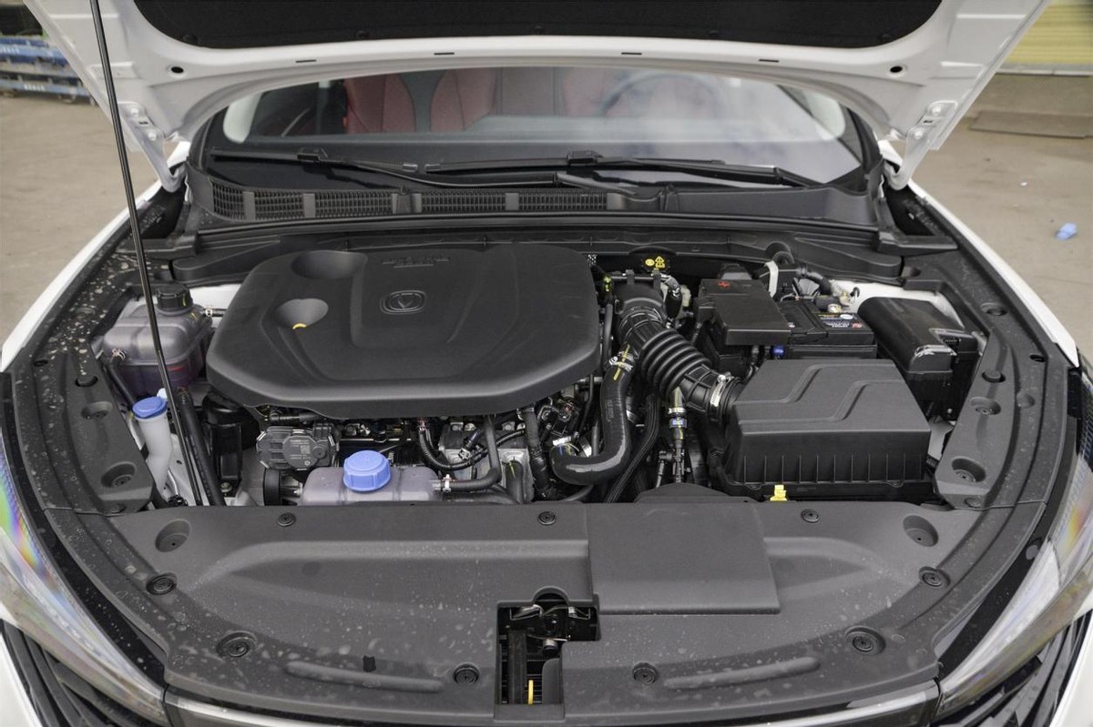 高颜值之选三款平民性能轿车推荐,这两款中级轿车10万的价格你选谁