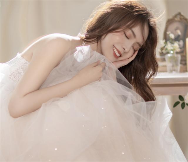 带货“夫妻档”来了，管泽元亲自给模特换装？余霜旁边小哥太眼熟