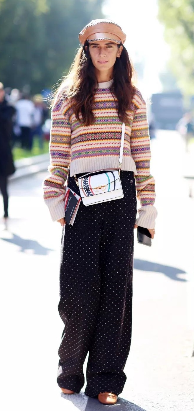 费尔岛毛衣特别适合英伦风的搭配,毛衣这样穿再普通的毛衣也时髦