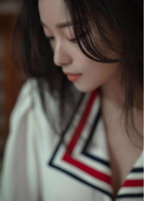 倪妮又有“小心思”？一身白裙简约复古，气质拿捏得足足的