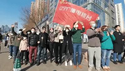 蓝天彩虹笑颜敬礼全城追星！这是你们应该得到的礼遇和荣耀！