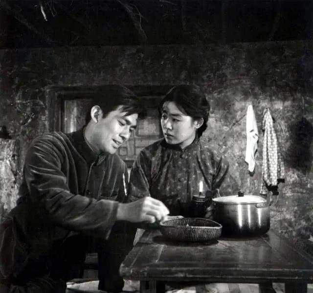 女人和男人在一起总是咄咄逼人,女生在感情里面为什么会咄咄逼人