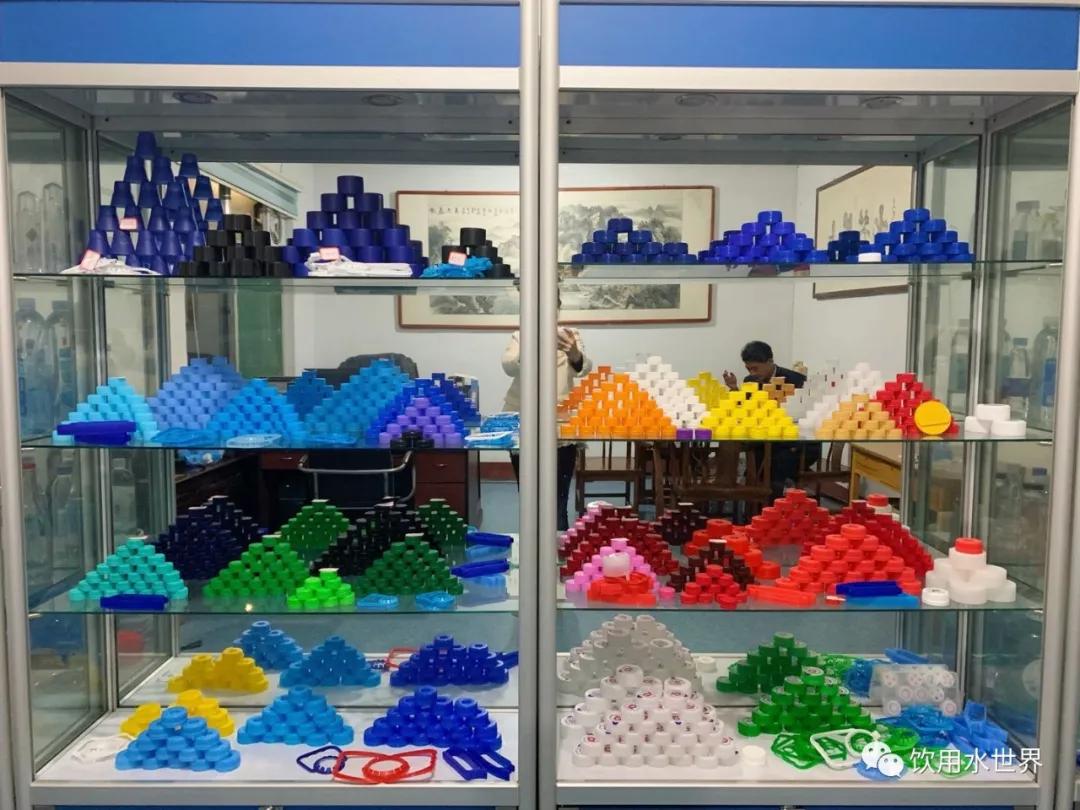 宏亮制盖，专注水盖21年，深受数百家饮用水企业信赖！