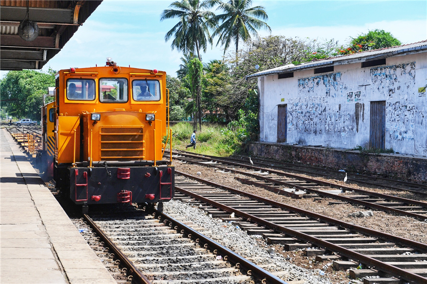 斯里兰卡海上小火车航拍,宫崎骏的斯里兰卡的小火车