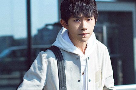 易烊千玺路透曝光军训,易烊千玺军训最新照片