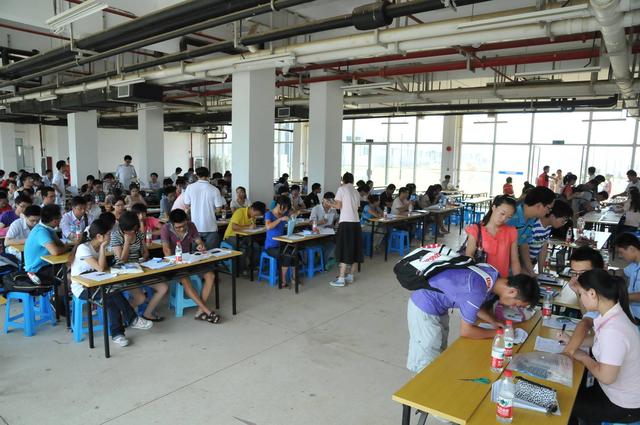 在厂打工的一天,在厂里上班度过一辈子