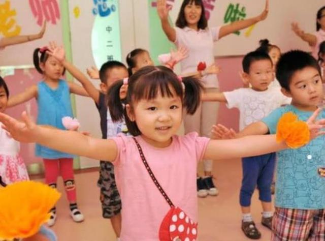 “求求你松手”，46岁妈妈遭12岁儿子掐喉咙，网友：父母没教育好