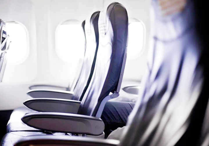 飞机上什么座位比较稳,飞机上座位选哪里最安全
