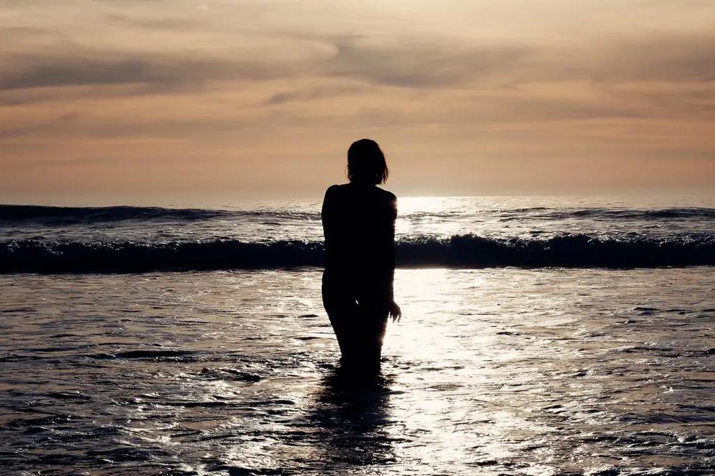 许三观卖血记给现在的生活的启示,许三观卖血记细思极恐