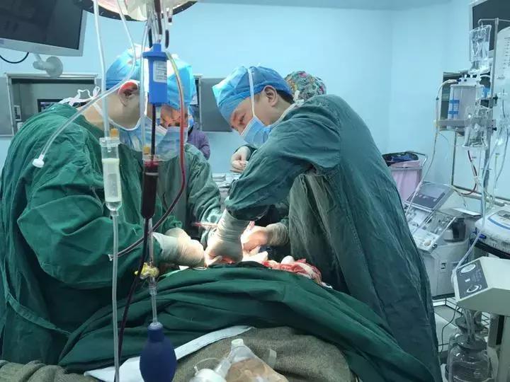 男子到丈母娘家认错,男子去老丈人家临走给的红包