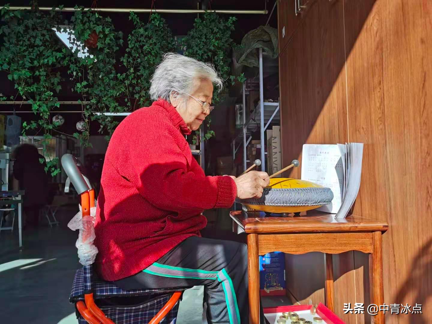 爷爷奶奶的“星巴克”：北京老年玩具店里都在聊什么话题，有独居老人发明卧室自动报警器