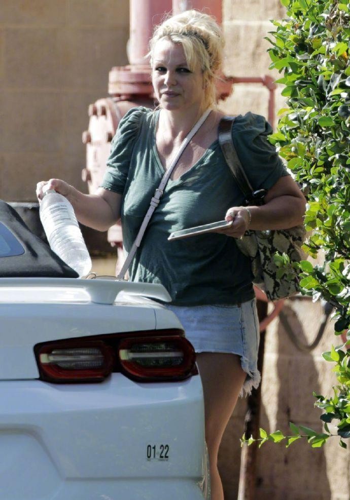 小甜甜布兰妮38岁时被父亲监督,小甜甜布兰妮父亲被截肢