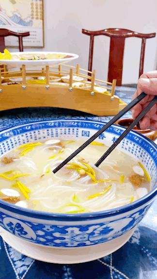 过桥米线汤底的简易做法,过桥米线汤底是什么做的