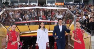 美艳绝伦!Angelbaby现身中超开幕式,白衣胜雪合体李毅|图