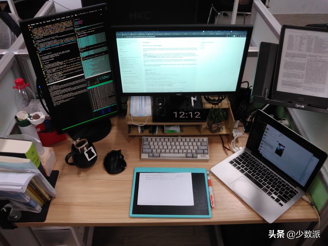 没有华丽舞台也没有炫彩的灯光,没有灯光的高性能电脑配置