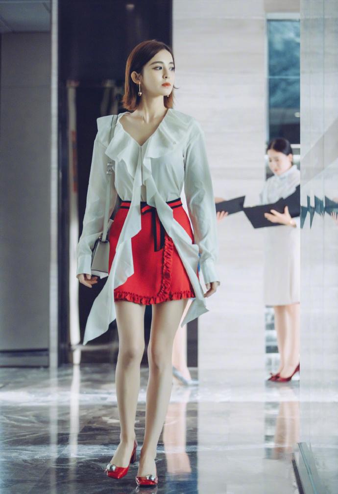 娜扎薄纱抹胸裙惊艳出场,娜扎深v薄纱抹胸裙出场