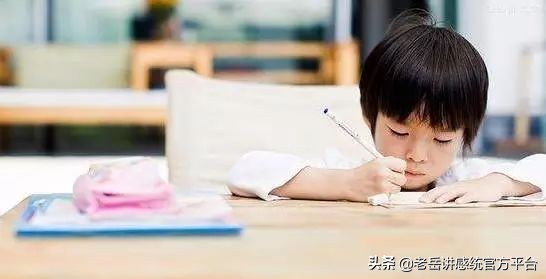 孩子写作业趴着写会不会脖子弯,孩子趴着写作业怎样纠正好