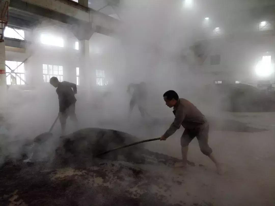 茅台镇酒糟搬运工,探访贵州茅台镇酱香酒