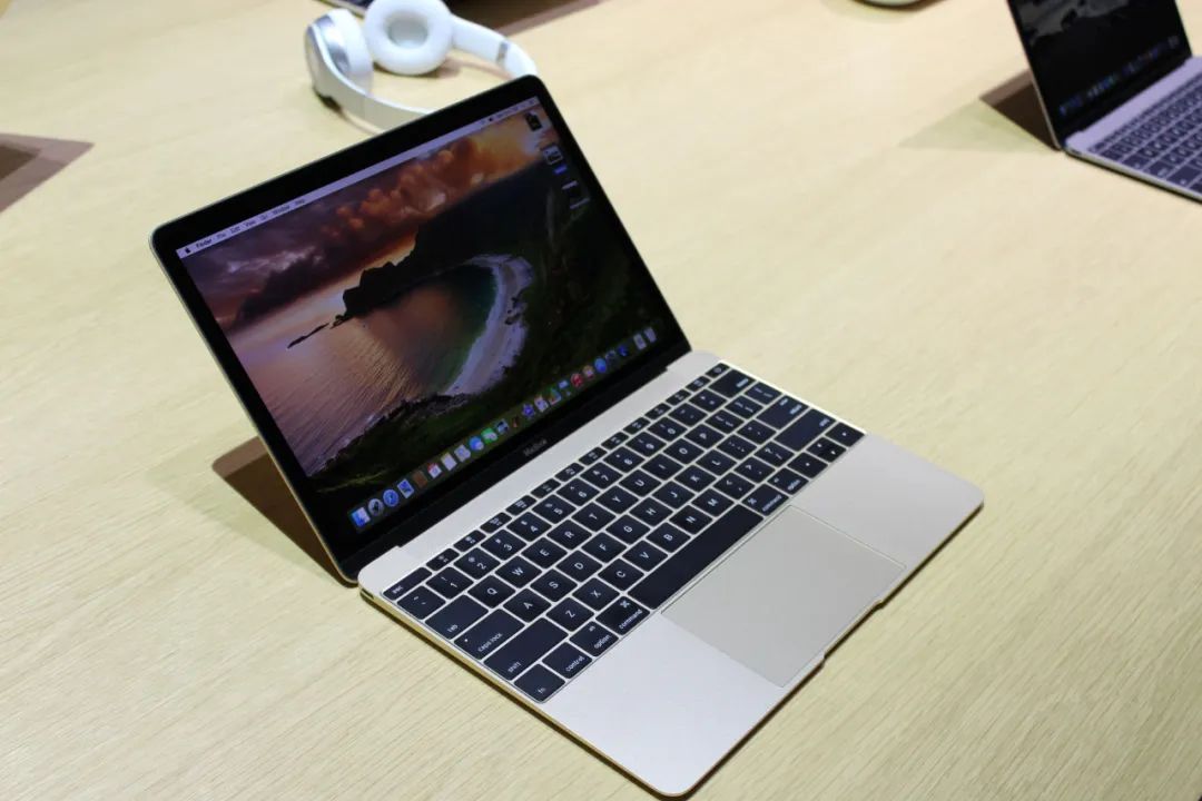 美国男子参加新冠聚会染病丧命；充电技术大突破，手机10分钟充满