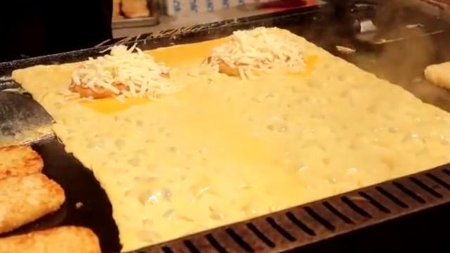 26岁小伙辞职卖稀罕小吃8元一份,90后小伙在街边卖起了这样的小吃