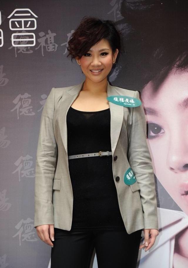 郑欣宜丝绒西装,郑欣宜现在的穿搭照片