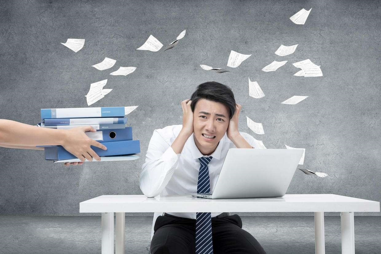 职场小人拉拢你怎么办,小人可以拉帮结派的孤立你