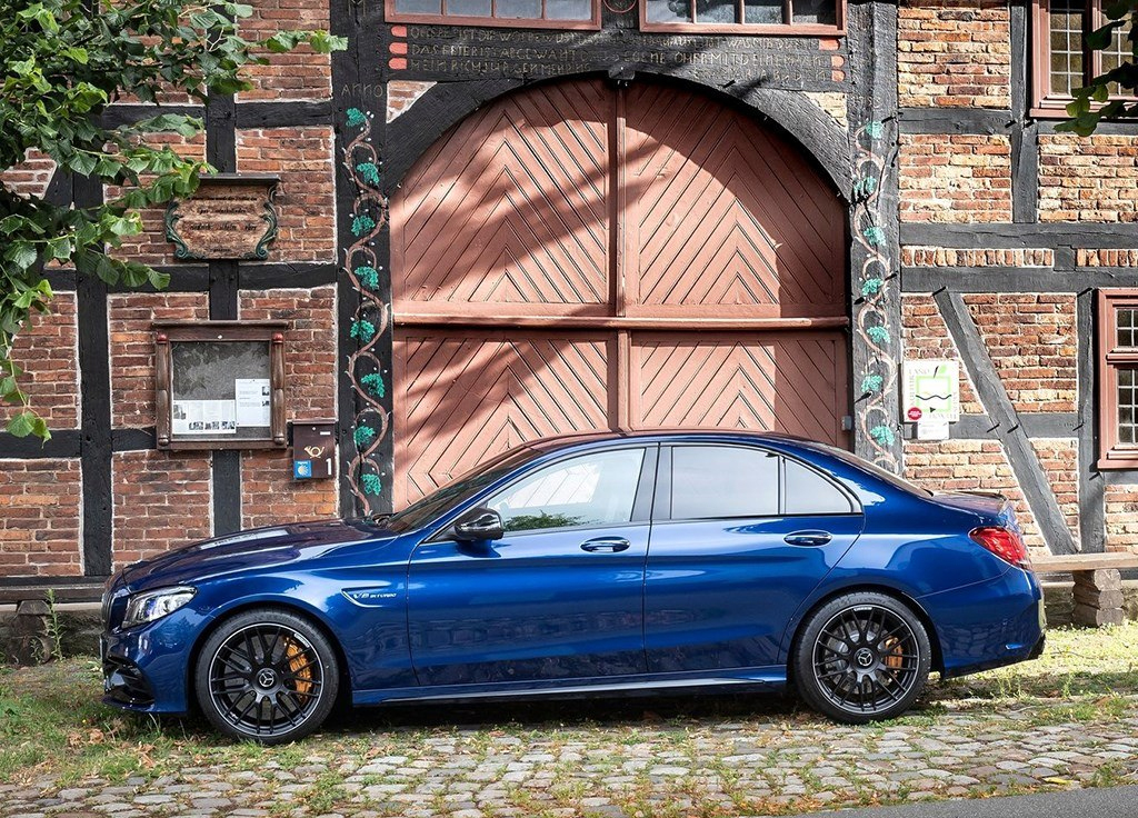 这款奔驰就像剑齿虎，口悬短剑般獠牙，价值百万可谓所向披靡