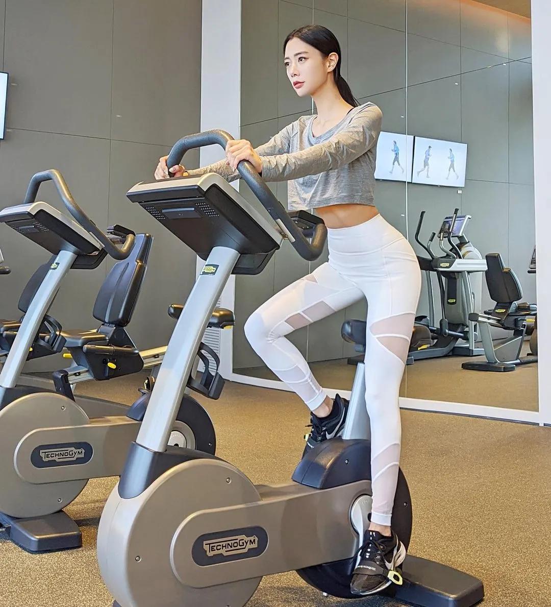 李成敏身材写真照片,拥有魔鬼身材的李成敏