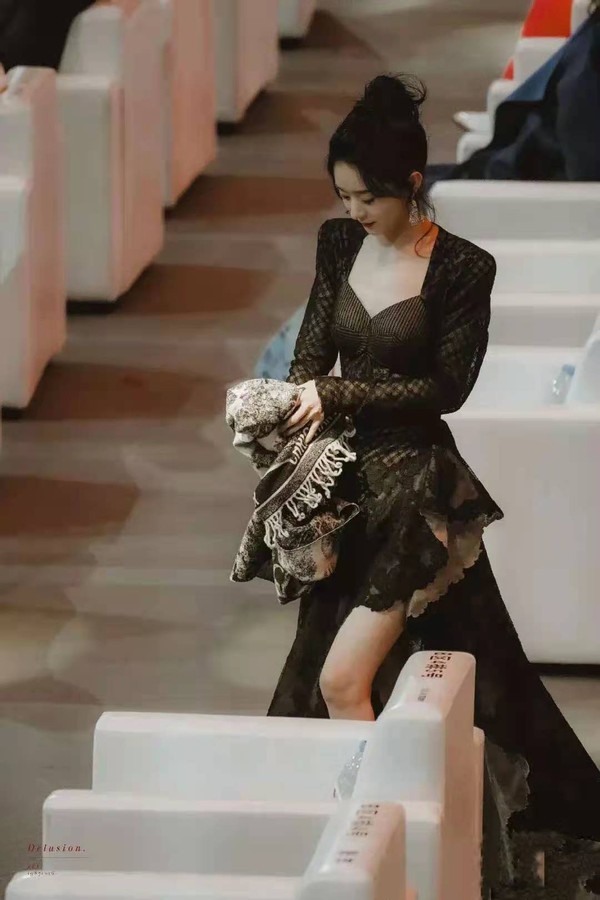 高梵黑金鹅绒服赵丽颖,赵丽颖黑色露肩礼服变时尚辣妈