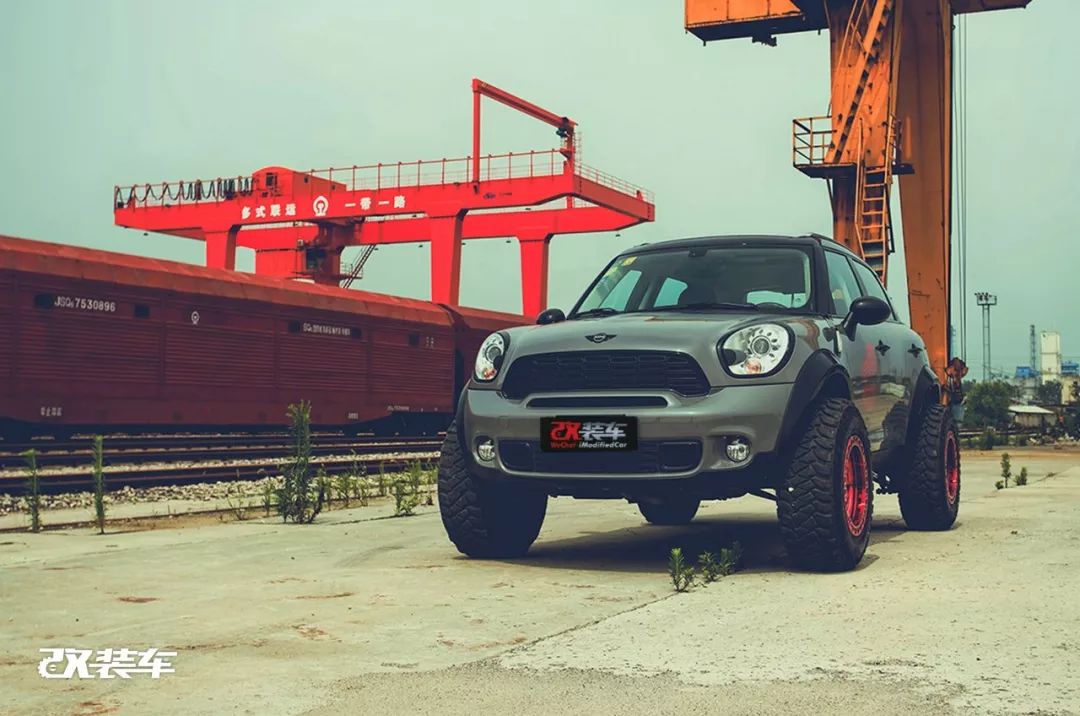 网友花费十几万，把MINI乡下人爆改成大脚怪